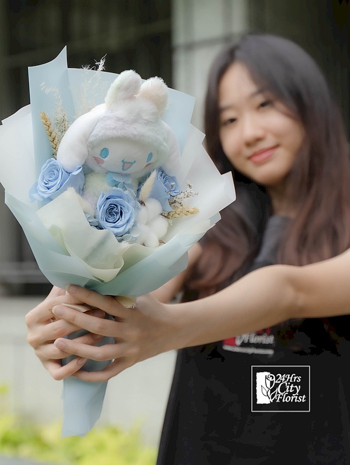 Cinnamoroll Bouquet - Cinnamoroll plush arranged with paddle pop rose bouquet