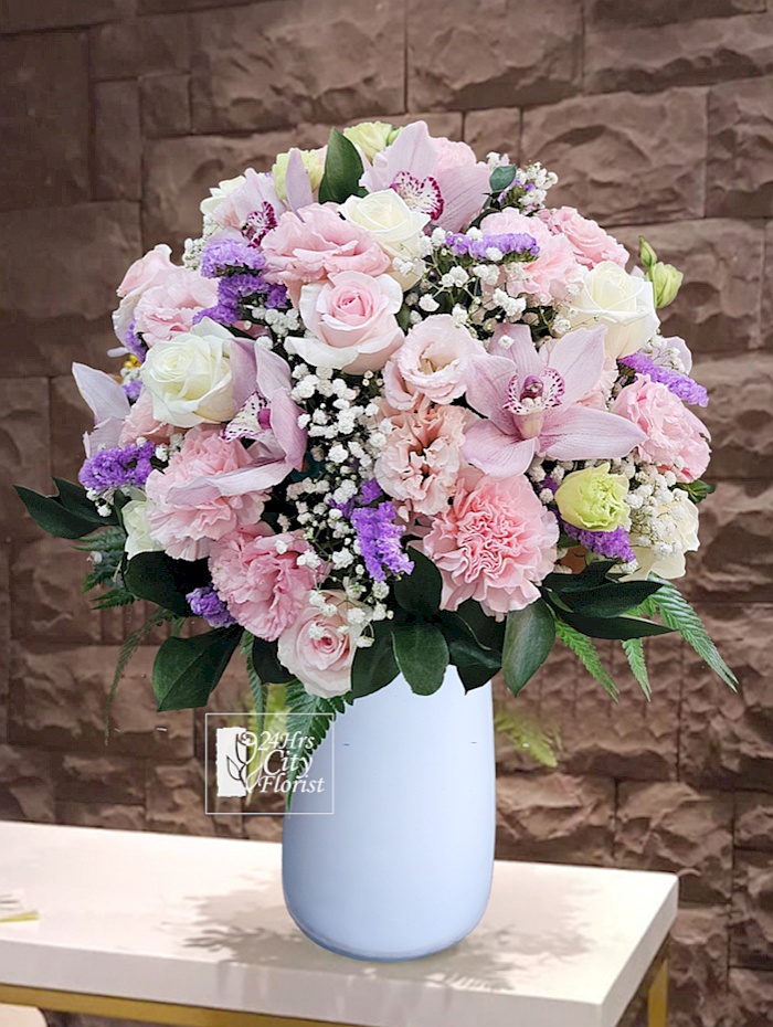 table flower vase arrangement